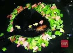 Illustration of how to make fried eggs with green pepper and ham 7