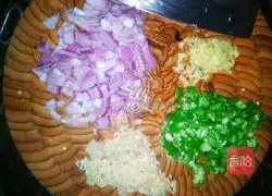 Illustration of how to make fried shrimps with onions 2