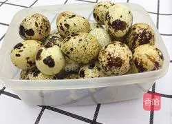 Illustration of how to cook quail eggs in walnut shells 3