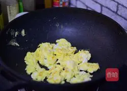 Illustration of how to make fried eggs with okra 5