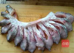 Illustration of how to make carp with chopped pepper 3