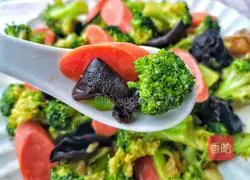 Illustration of how to make fried ham with broccoli and fungus 14