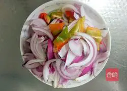 Fried pork slices with onions Illustration of how to do it 1