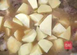 Illustration of how to make pork ribs and stewed potatoes 10