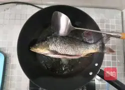 Illustration of home-style braised fish with crispy skin and tender meat 4