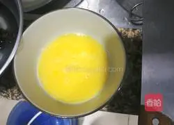 Illustration of how to make scrambled eggs with cucumber, shrimp, fungus and fungus 2