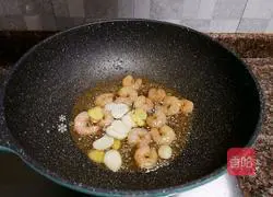 Illustration of how to make fried lettuce and shrimps 8