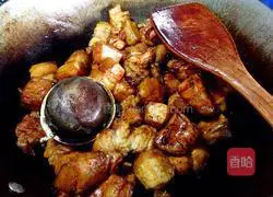 Illustration of how to cook pork with tiger skin eggs 20