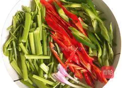 Illustration of how to make fried beef with celery 3