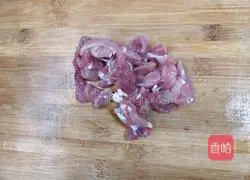 Illustration of how to stir-fry lean meat with celery 1