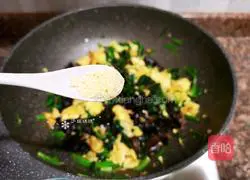 Illustration of how to make spinach, fungus and scrambled eggs 14