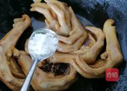 Illustration of braised duck feet 8