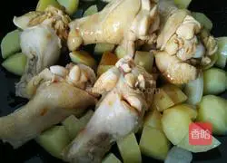 Illustration of how to make braised potatoes and chicken wings 6