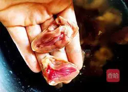 Illustration of how to stir-fry chicken hearts with green garlic sprouts 3