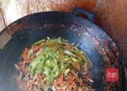 Illustration of how to make non-spicy fish-flavored shredded pork 8