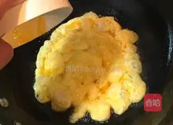 Illustration of how to make fried eggs with garlic and onions 3