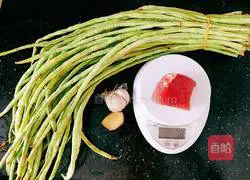 Illustration of how to make fried long beans with pork 2