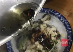 Illustration of how to pour conch with oil 5