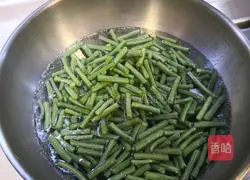 Illustration of how to make stir-fried cowpeas and meat 3