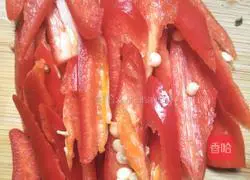 Illustration of how to stir-fry pig ears and beans with green pepper and shredded pork 4