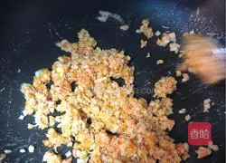 Illustration of how to make crab roe rice 3