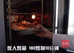 Illustration of how to make roasted golden needle bacon rolls 4