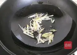 Illustration of how to stir-fry squid tentacles with onions 6