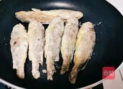 Illustration of how to make pan-fried small yellow croaker 7