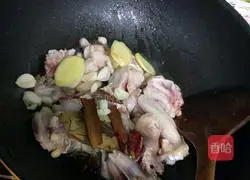  Illustration of how to make potato braised chicken 6