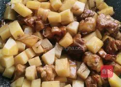 Illustration of how to cook chicken legs stewed with potatoes 7