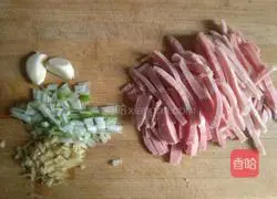 Illustration of how to make fried pork with okra 3