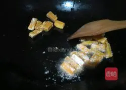 Illustration of how to make egg yolk-baked pumpkin strips 4