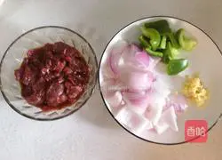 Illustration of how to make fried beef with onions 1