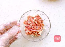 Illustration of how to stir-fry meat with garlic moss 2