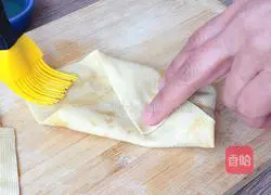 Illustration of how to make thousands of shrimp meat rolls 11