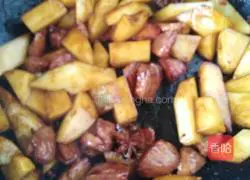 Illustration of how to make winter bamboo shoots, braised pork and stewed potatoes 5