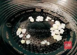 How to stir-fry cucumbers with squid and fungus Illustration 8