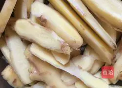 Illustration of how to make pig's feet, ginger and vinegar 1