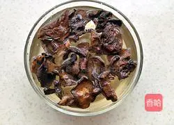 Illustration of how to make pine mushroom stewed chicken 2