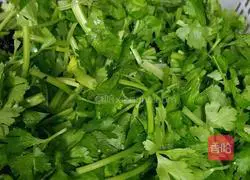 Illustration of how to stir-fry shredded pork with celery and fungus 4