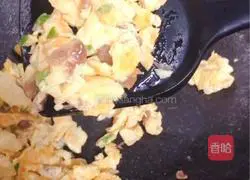 Illustration of how to make scrambled eggs with preserved vegetables 5