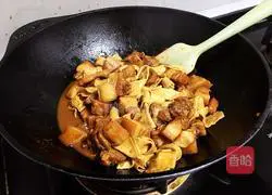 Illustration of how to make braised bean curd, braised pork and dried bean knots 16