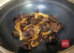 Illustration of how to make stir-fried day lily with pork belly and fungus 8