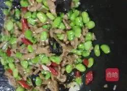 Illustration of how to stir-fry shredded pork with pickled pepper and broad bean rice 7