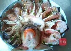 Illustration of how to make carp with chopped pepper 7