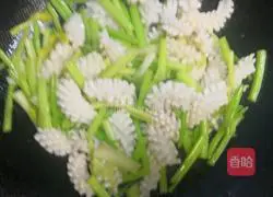 Illustration of how to cook squid and celery 4