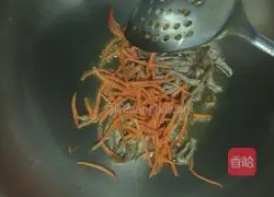 Illustration of how to make three shredded meat stir-fries 3