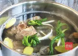 Illustration of how to stew spring bamboo shoots with plum meat bones 6