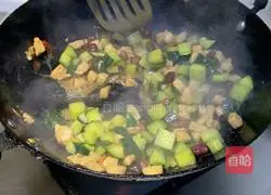 Illustration of how to make cucumber-fried chicken cubes 8