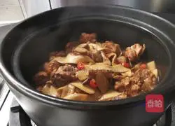 Illustration of how to make king oyster mushroom and chicken wings in a pot 8